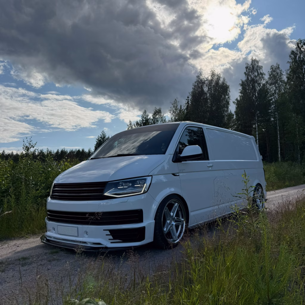 Ikkunoiden tummennus Jyväskylä - Palvelun saanut volkswagen transporter. Autoon on tehty myös Myllytys Jyväskylä - palvelu
